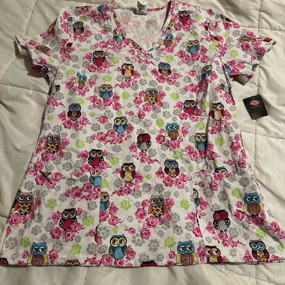 Women’s NWT Dickies owl print scrub top. Size large.